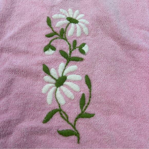 Vintage Pequot Pink Fringe Embroidered Daisy Bathroom Hand Towel - Picture 3 of 5